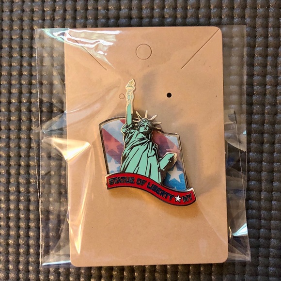Vintage Y2K Statue of Liberty Holographic Enamel Pin - Picture 4 of 5